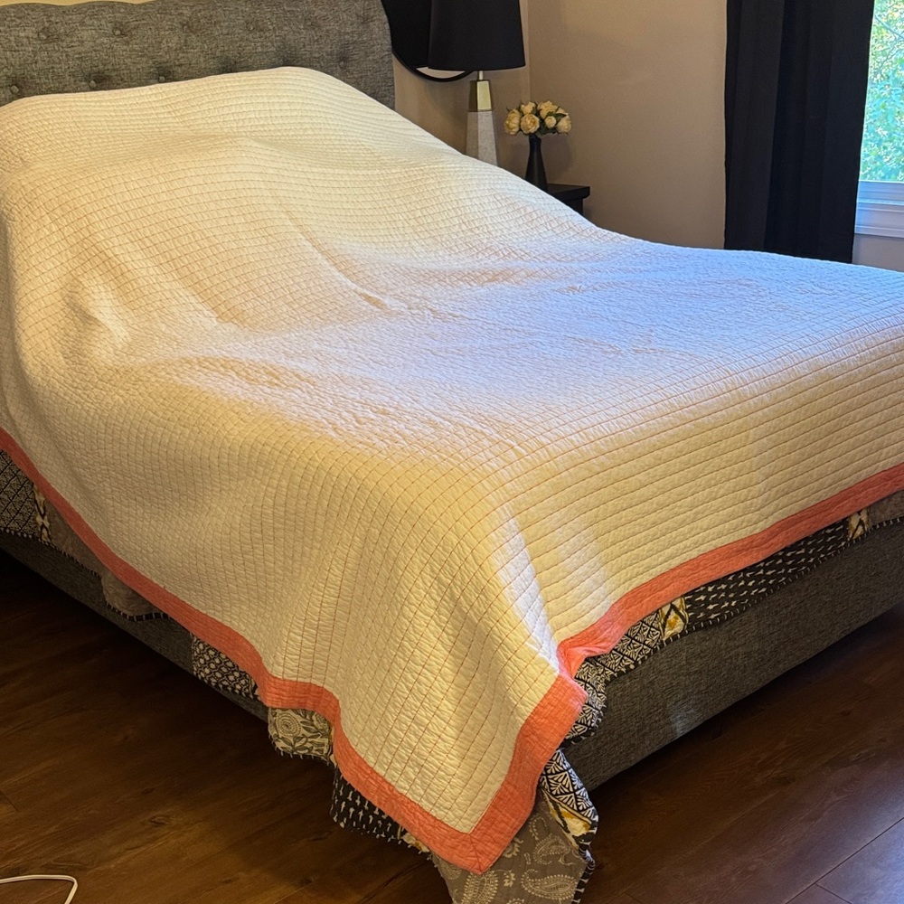 Tahari White and Orange Quilt with 2 Euro Shams -no stains